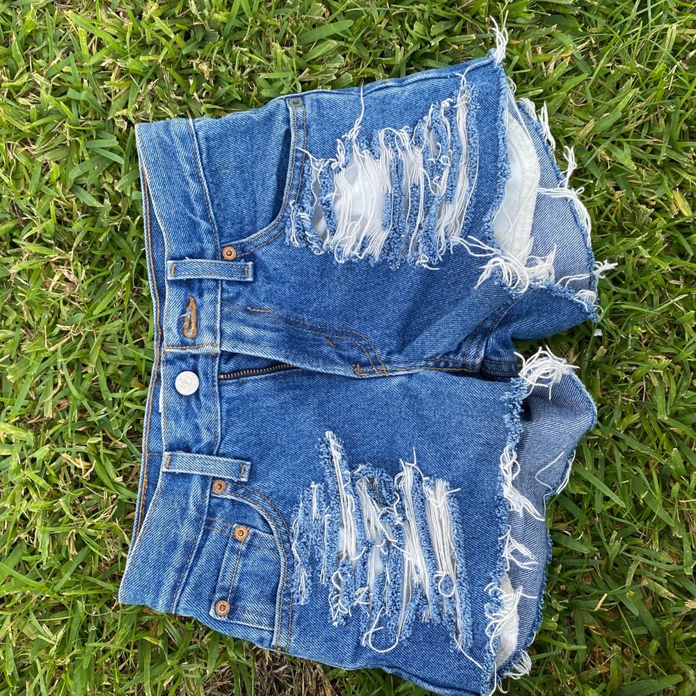 LEVI DISTRESSED SHORTS